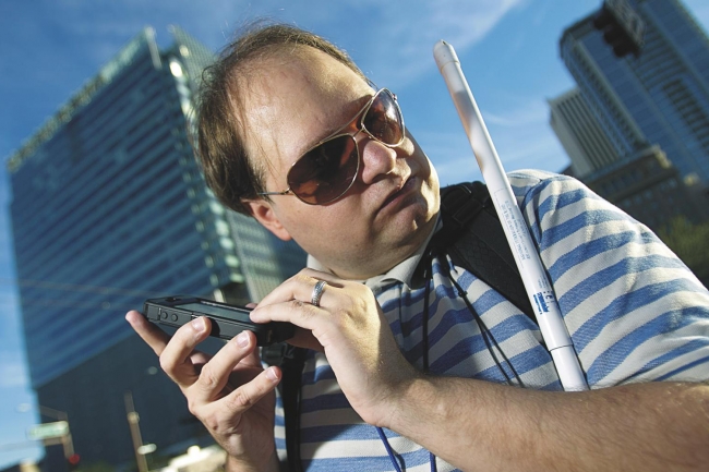 Blind man uses cellphone to navigate the city